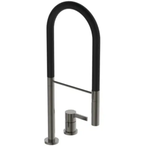 Ein Küchenarmatur mit einer hohen, geschwungenen Ausläufe in Schwarz und Edelstahl von Ideal Standard sowie einem separaten Bedienhebel.